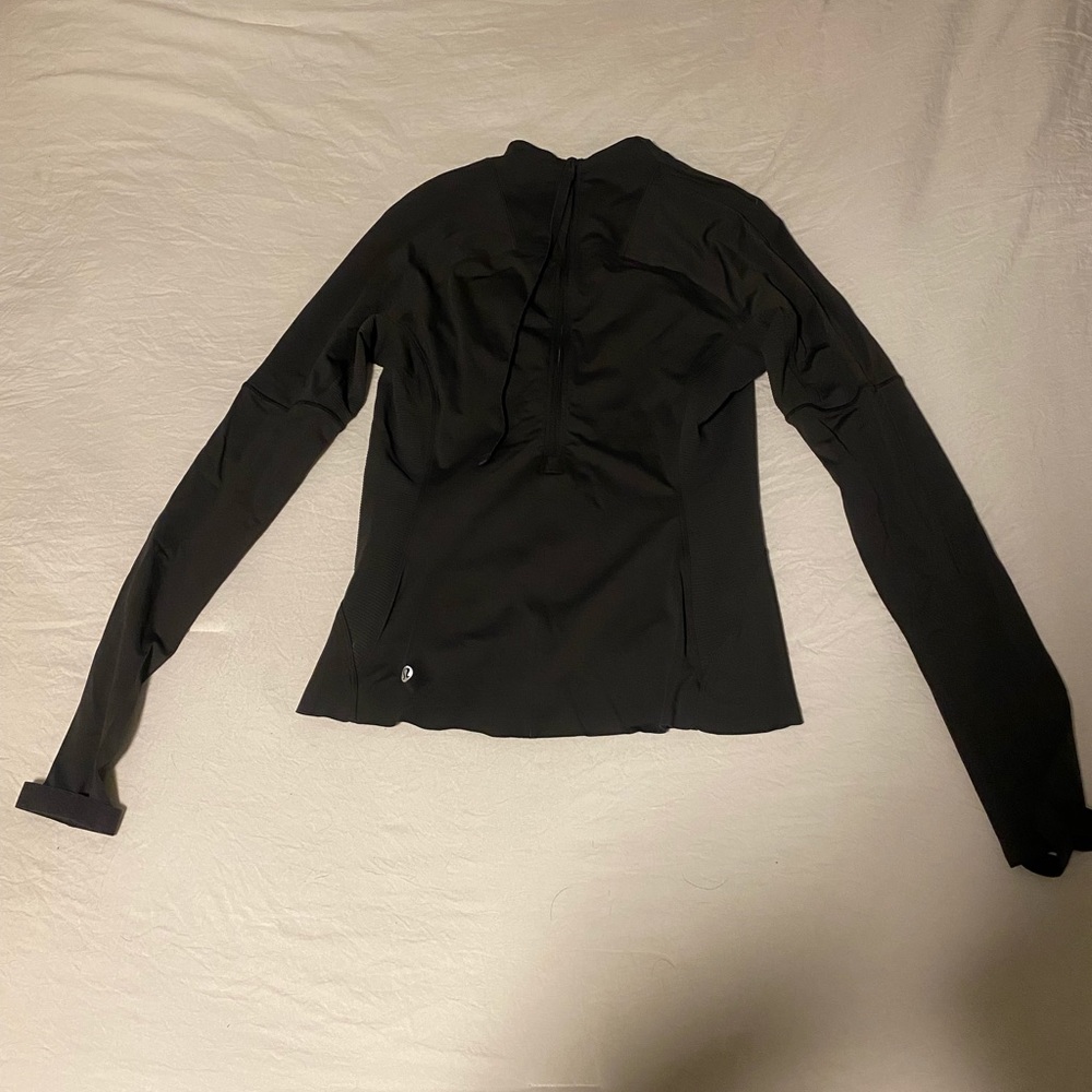 Black Lululemon running/athletic wear. Size 4. Never worn.